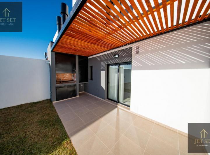 Casa · 212m² · 5 Ambientes · 2 Cocheras