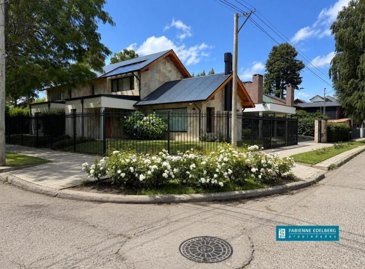 Casa · 285m² · 3 Dormitorios · 2 Cocheras