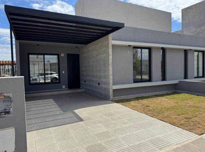 Casa · 105m² · 3 Ambientes · 2 Cocheras
