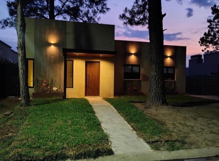 Casa · 400m² · 4 Ambientes · 3 Cocheras