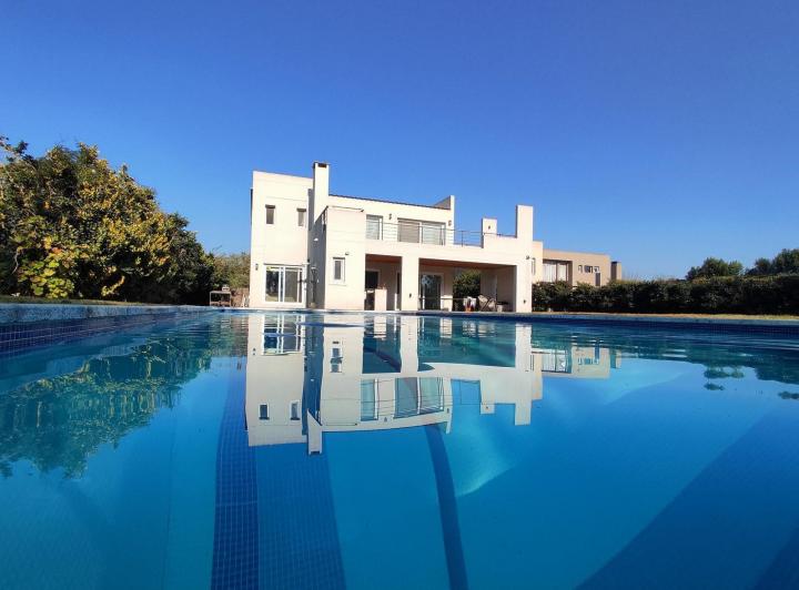 Casa · 280m² · 7 Ambientes