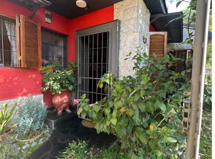 Casa · 180m² · 6 Ambientes · 2 Cocheras