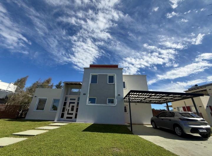 Casa · 179m² · 5 Ambientes · 2 Cocheras