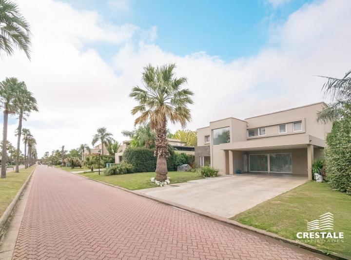 Casa · 196m² · 5 Ambientes · 2 Cocheras