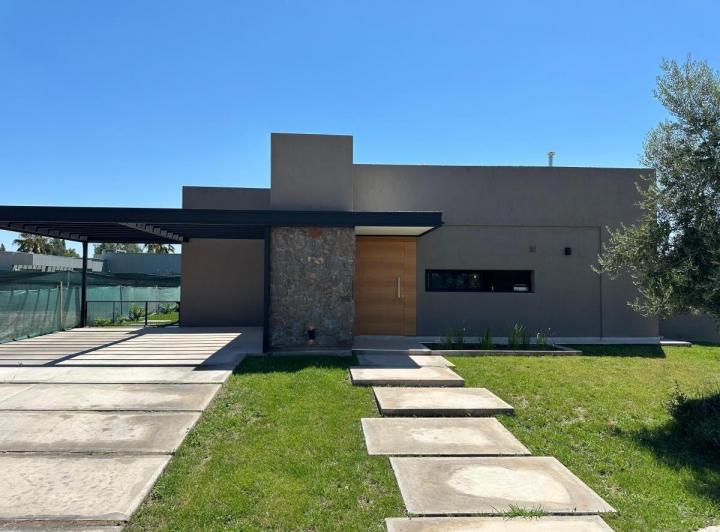 Casa · 210m² · 4 Ambientes · 2 Cocheras