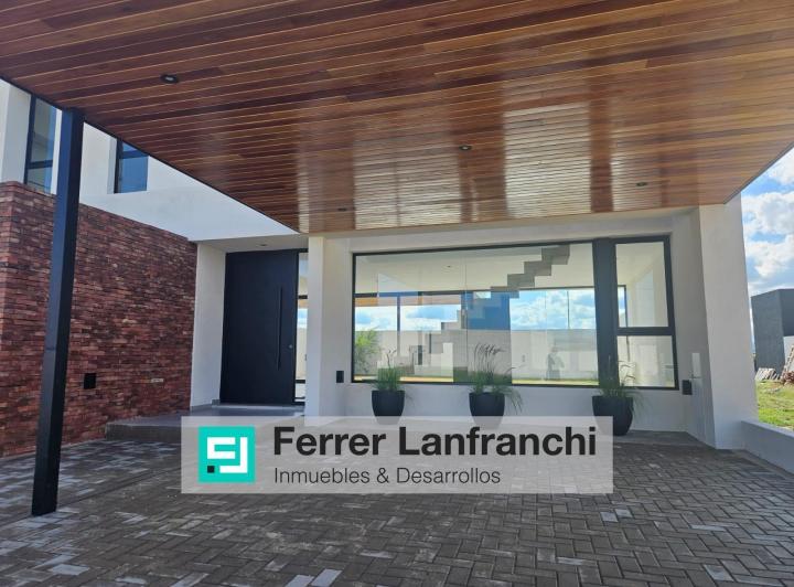 Casa · 230m² · 6 Ambientes · 2 Cocheras