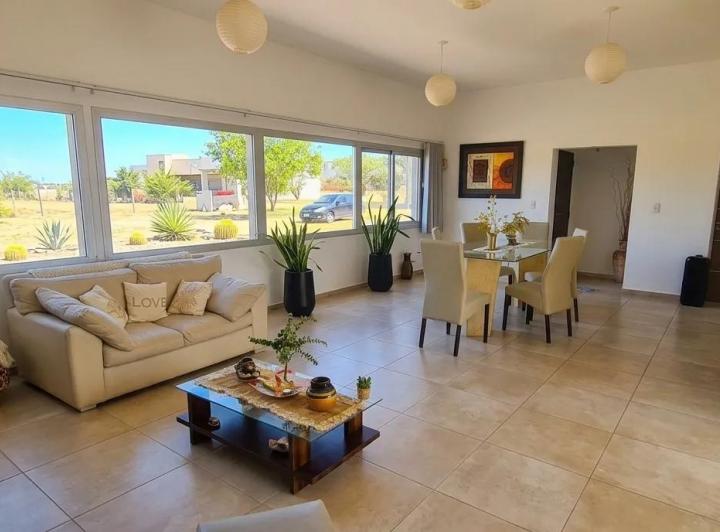Casa · 270m² · 6 Ambientes · 3 Cocheras