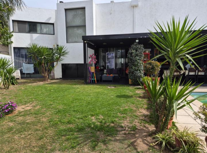 Casa · 218m² · 5 Ambientes · 2 Cocheras