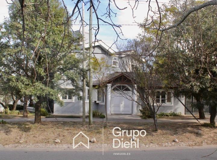 Casa · 332m² · 10 Ambientes · 4 Cocheras