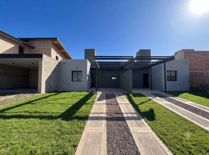 Casa · 100m² · 3 Ambientes · 2 Cocheras