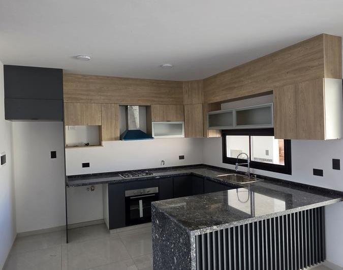 Casa · 156m² · 6 Ambientes · 2 Cocheras