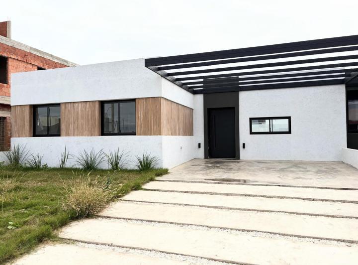 Casa · 140m² · 5 Ambientes · 2 Cocheras