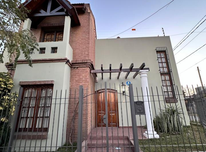 Casa · 159m² · 5 Ambientes · 2 Cocheras