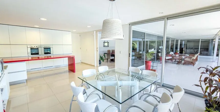 VENTA CASA DE CATEGORIA UNA SOLA PLANTA - LOMAS DE LA CAROLINA