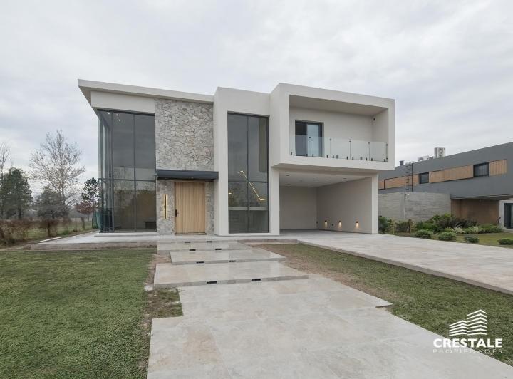Casa · 327m² · 6 Ambientes · 2 Cocheras
