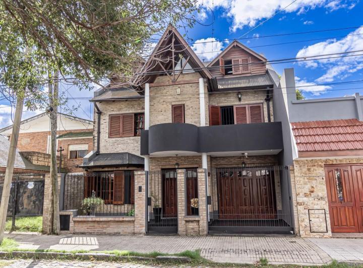 Casa · 315m² · 4 Dormitorios · 3 Cocheras