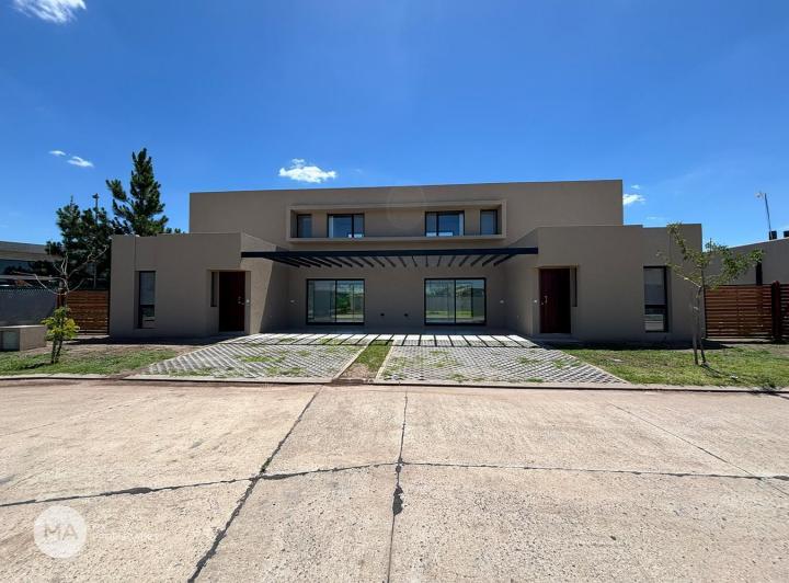 Casa · 128m² · 3 Dormitorios · 2 Cocheras