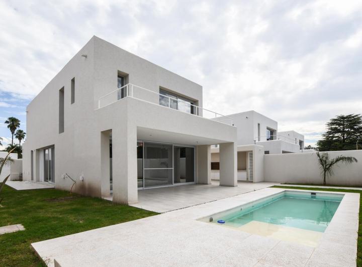 Casa · 185m² · 6 Ambientes · 2 Cocheras