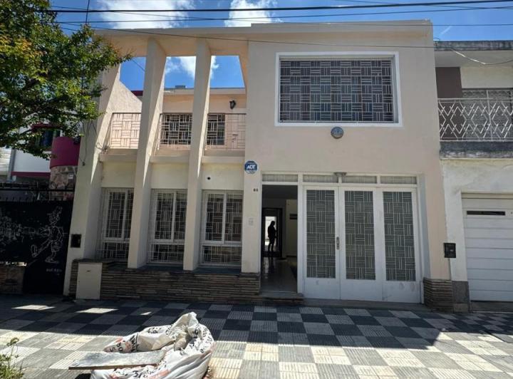 Casa · 160m² · 5 Ambientes · 1 Cochera