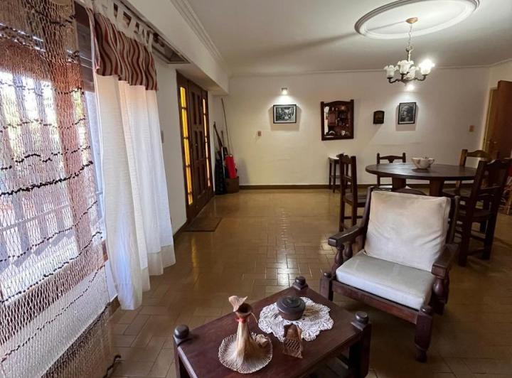 Casa · 204m² · 6 Ambientes · 1 Cochera