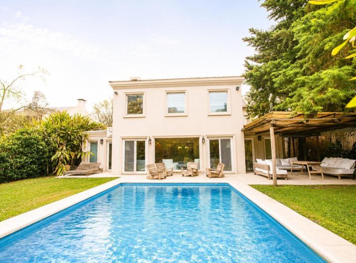 Casa · 300m² · 5 Ambientes · 3 Cocheras