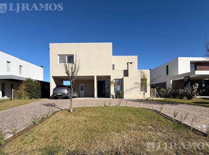 Casa · 63m² · 4 Ambientes · 4 Cocheras