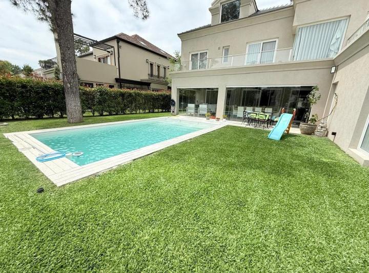 Casa · 430m² · 6 Ambientes · 6 Cocheras