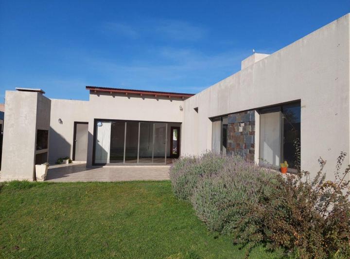 Casa · 90m² · 4 Ambientes · 2 Cocheras
