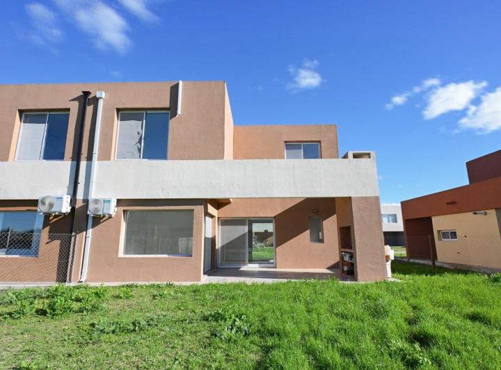 Casa · 120m² · 5 Ambientes · 2 Cocheras
