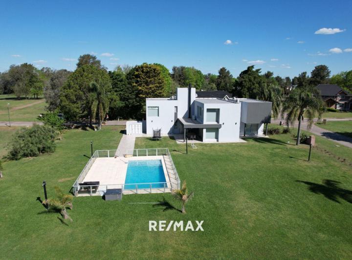 Casa · 370m² · 6 Ambientes · 2 Cocheras