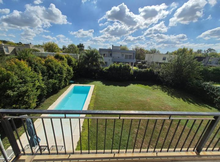Casa · 182m² · 5 Ambientes · 4 Cocheras