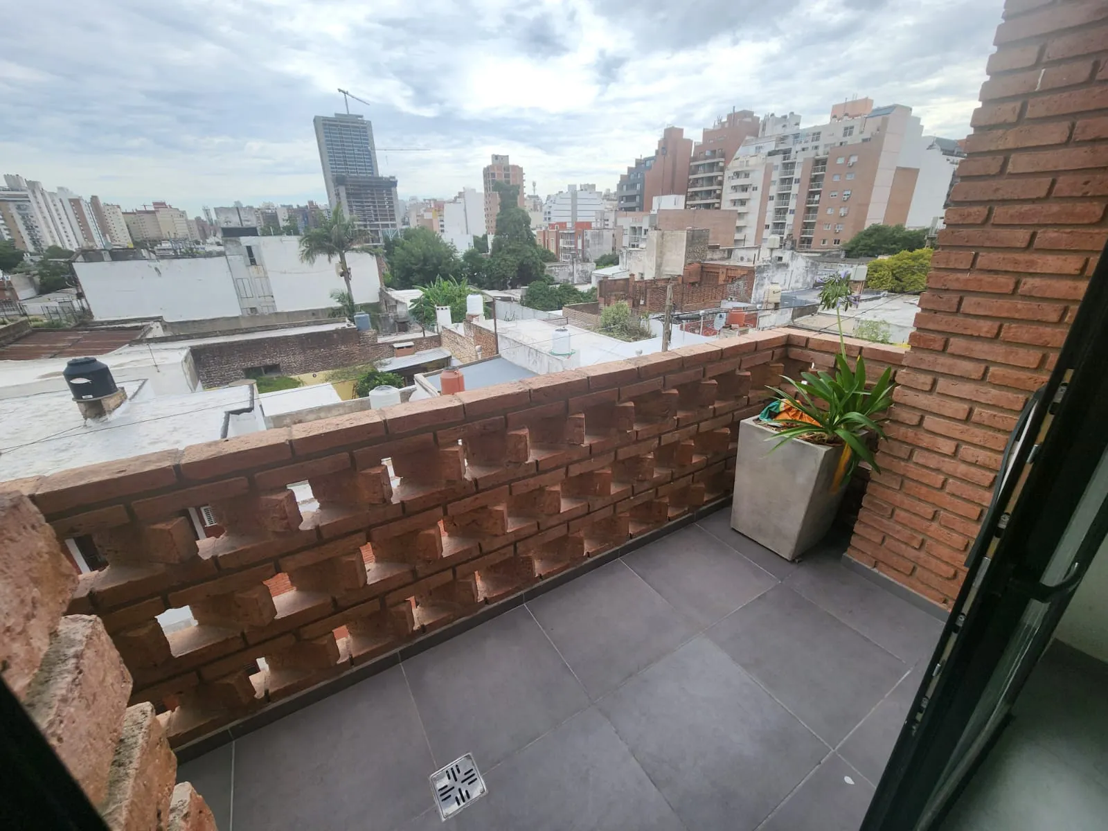 Guemes - 1 Dorm con Balcon al frente