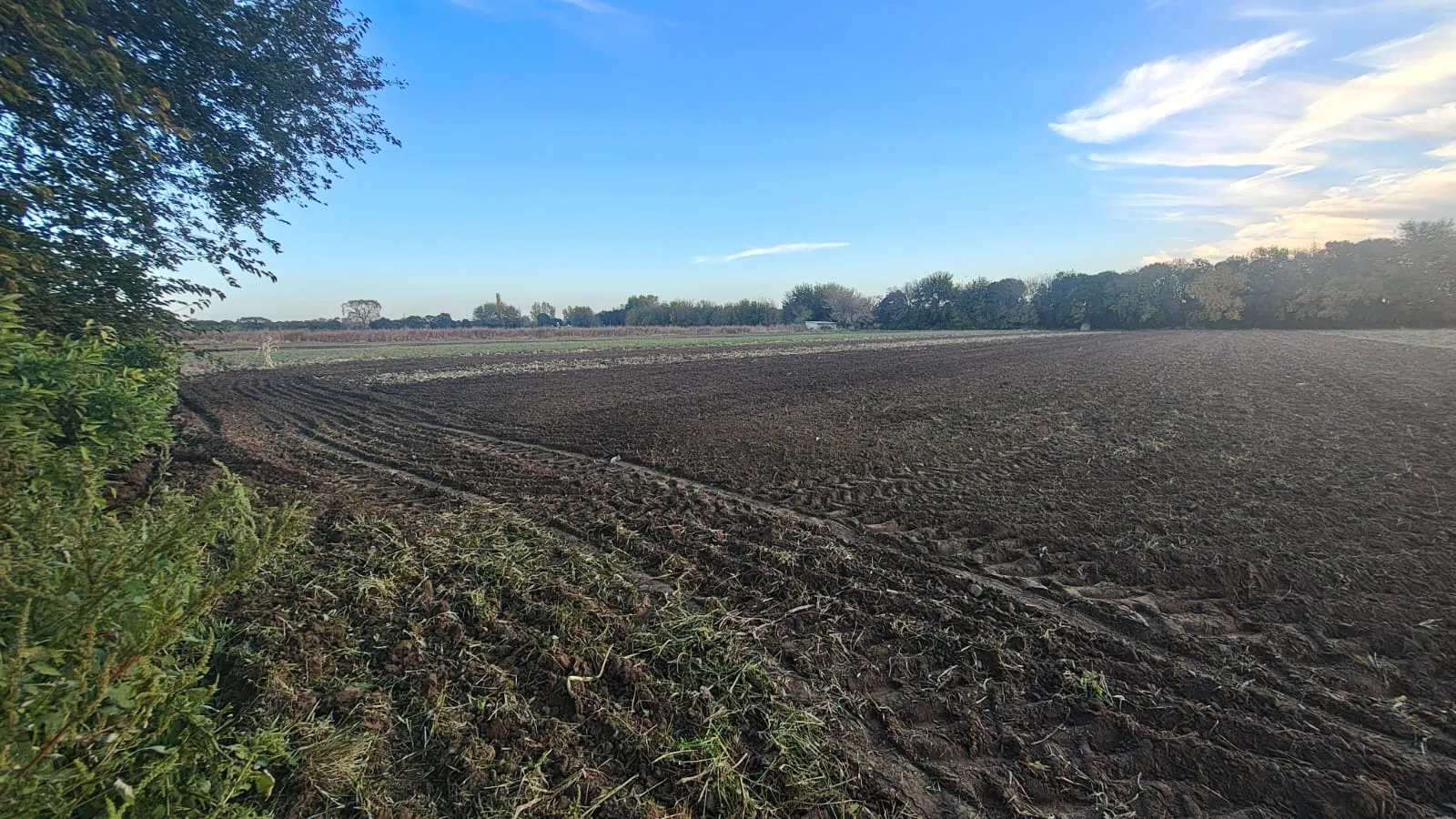 Venta Gran Campo de 1 Hectarea sobre Camino a San Carlos !!