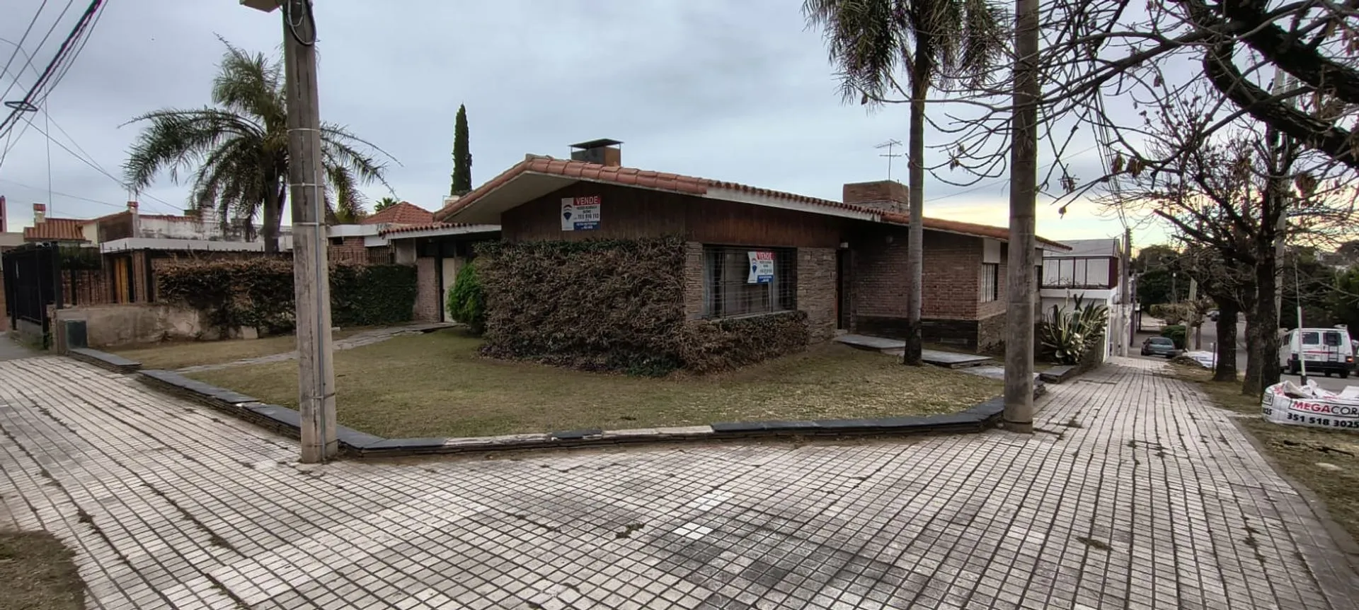 CASA  ESQUINA CORDOBA Bº ALTAMIRA 4 DORMI COCHERA JARDIN OPORTUNIDAD INVERSORES VENTA