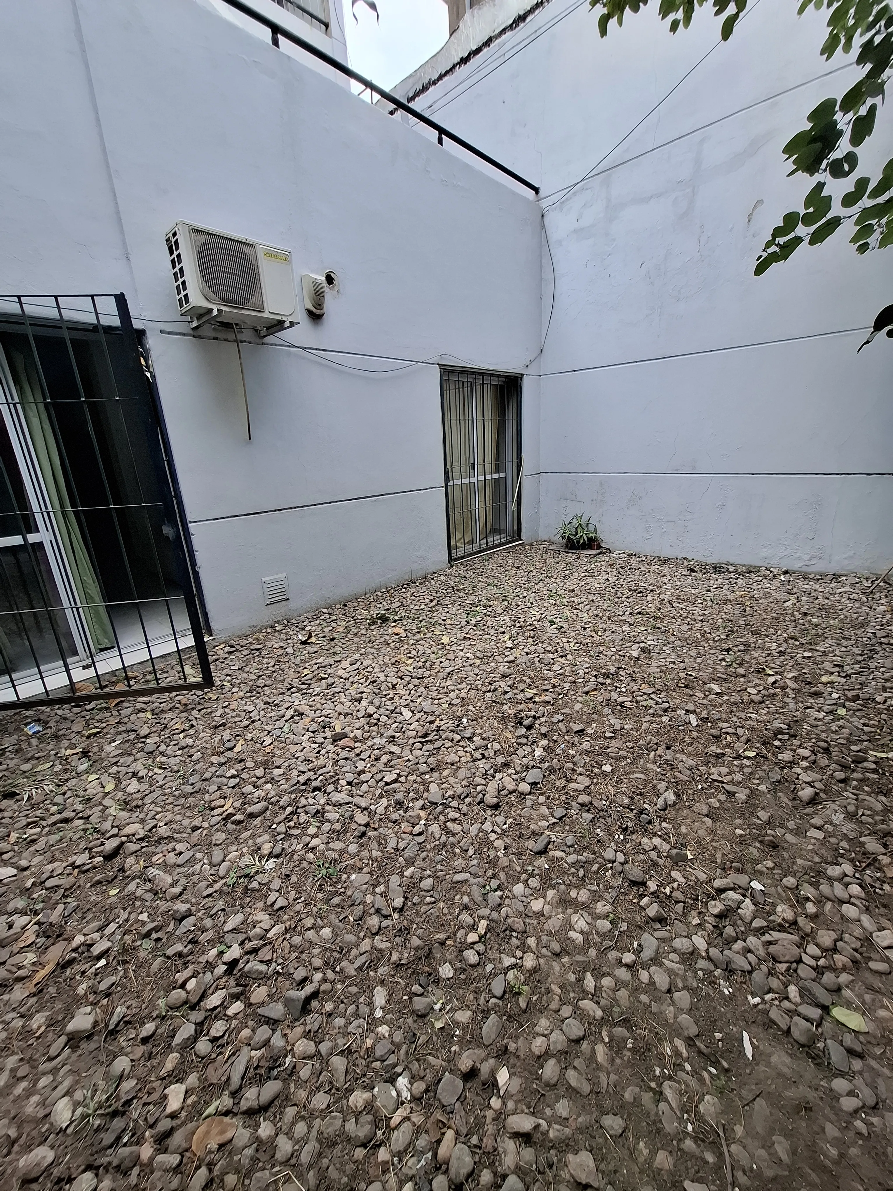 Alquilo dpto Planta Baja 1 dormitorio. Barrio Gral paz. DUEÑO DIRECTO (sin gasto inmobiliaria). Conseguir 2 garantías recibo sueldo