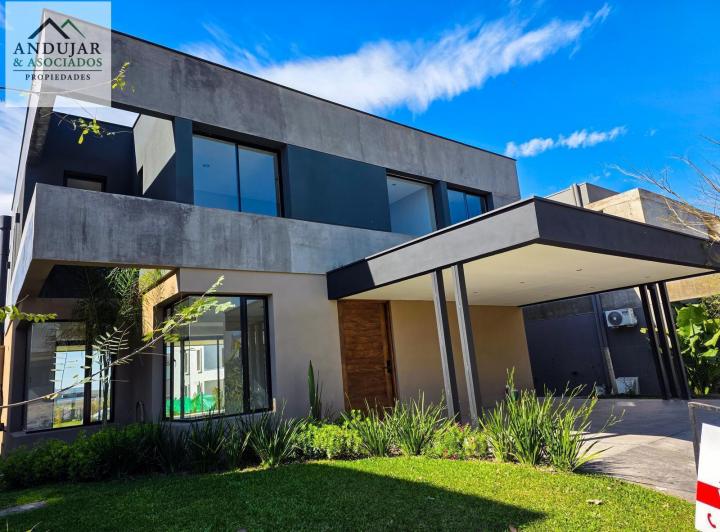Casa · 390m² · 7 Ambientes · 2 Cocheras