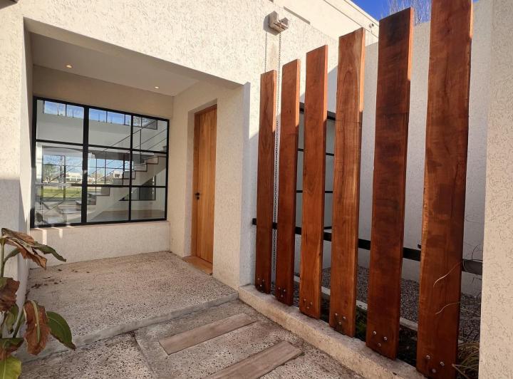 Casa · 260m² · 6 Ambientes · 2 Cocheras