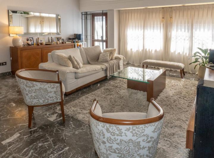 Casa · 235m² · 9 Ambientes · 2 Cocheras