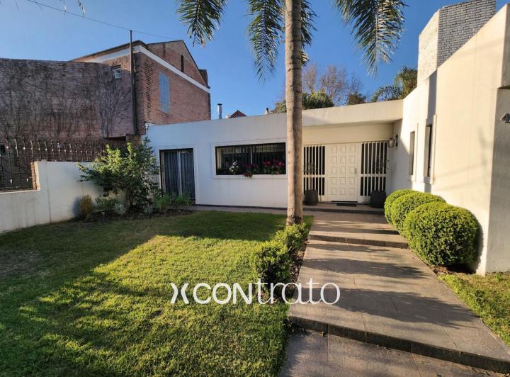 Casa · 223m² · 4 Ambientes · 2 Cocheras