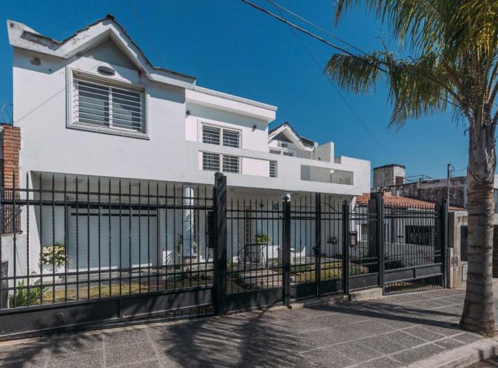 Casa · 343m² · 8 Ambientes · 2 Cocheras
