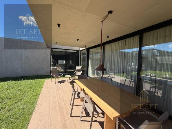 Casa · 280m² · 5 Ambientes · 4 Cocheras