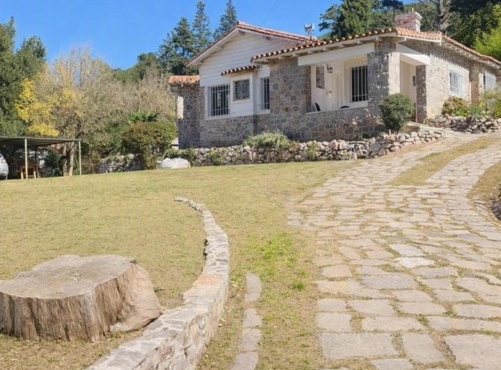 Casa · 3300m² · 4 Dormitorios · 1 Cochera