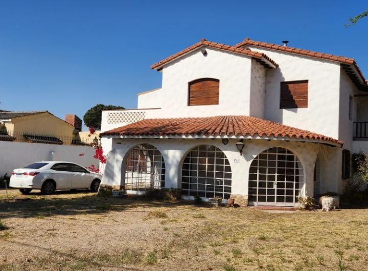 Casa · 380m² · 12 Ambientes · 1 Cochera