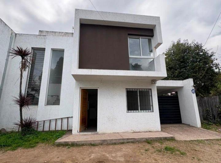 Casa · 90m² · 8 Ambientes · 2 Cocheras