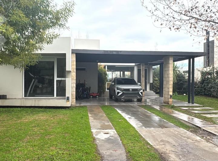 Casa · 196m² · 5 Ambientes · 1 Cochera