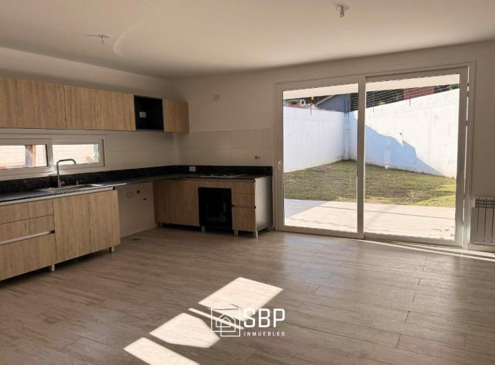 Casa · 179m² · 9 Ambientes · 2 Cocheras