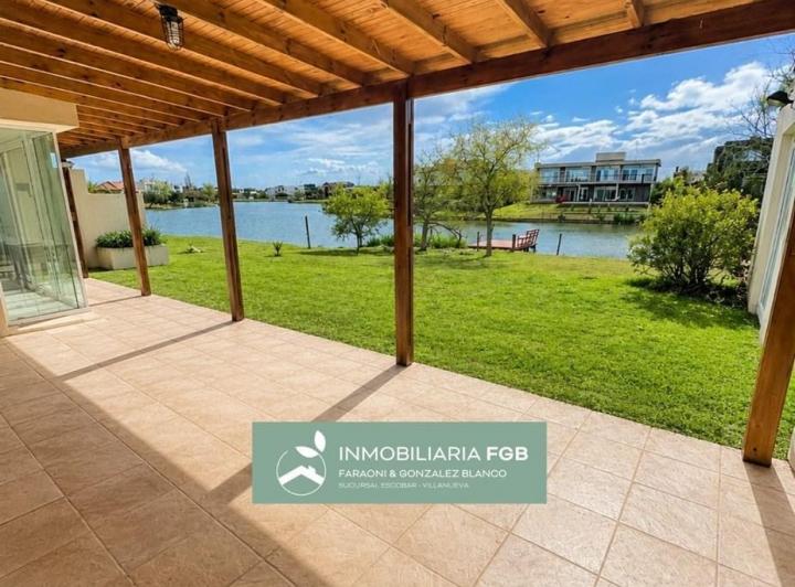 Casa · 180m² · 5 Ambientes · 4 Cocheras