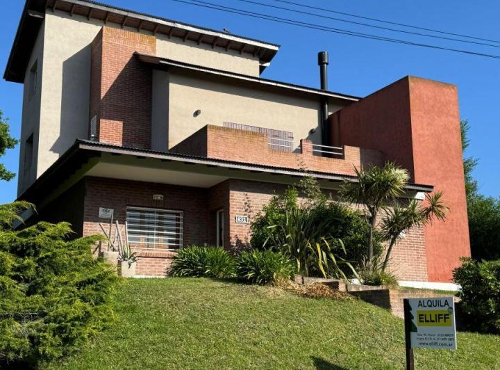 Casa · 160m² · 6 Ambientes · 1 Cochera