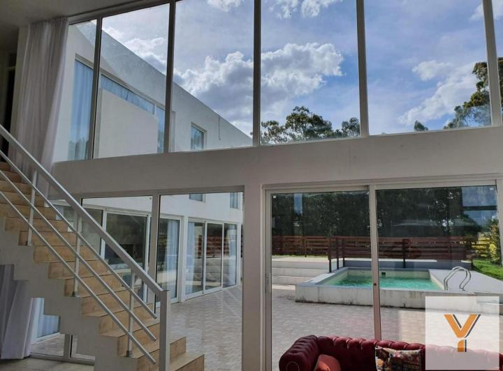 Casa · 350m² · 7 Ambientes