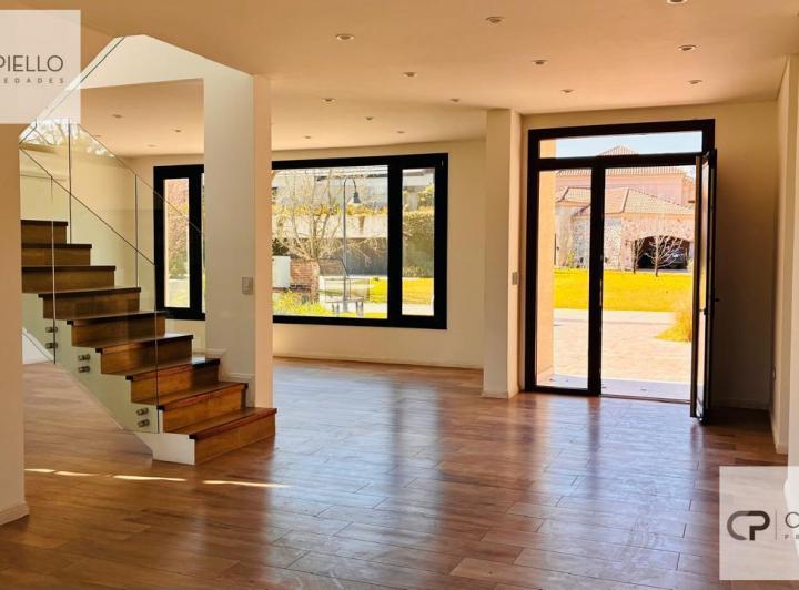 Casa · 280m² · 4 Dormitorios · 2 Cocheras
